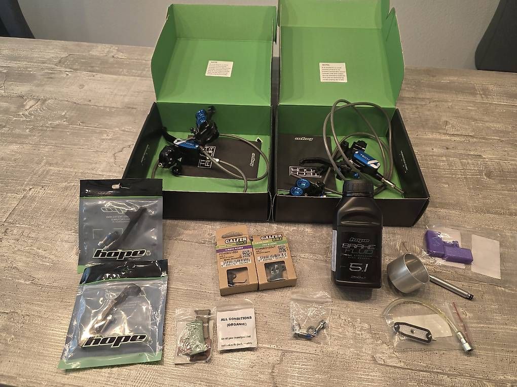 Pezzi di ricambio: Hope Tech V 4V Black/ Blue – Usato da Oberweningen venduto da Kneubuehl-anatol