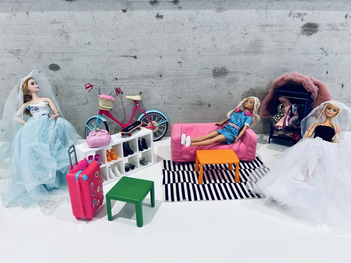 Spielzeuge: Barbie Set, Cabriolet und Wohnzimmer, Kleider – Gebraucht aus Küsnacht ZH von Studjus