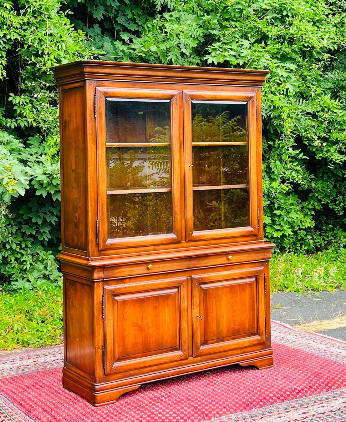 Vetrine: Biedermeier Vitrine Stilmöbel Schrank SELVA Nussbaum – Usato da Gemünden venduto da GEUENWALD