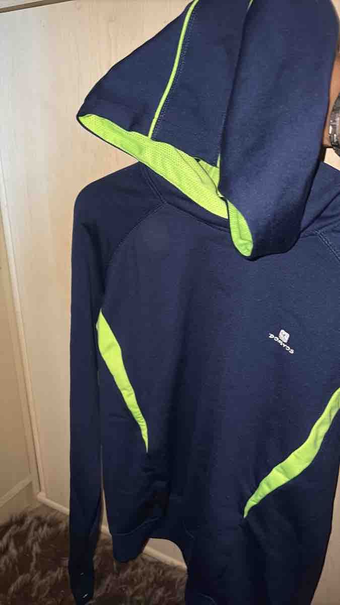 Pullover & Sweatshirts: Sweat à capuche bleu fluo taille S état neuf – Gebraucht aus Granges-Paccot von lew_w6jg