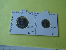 Madagaskar 1999-2002,   2  alte Münzen   stgl.