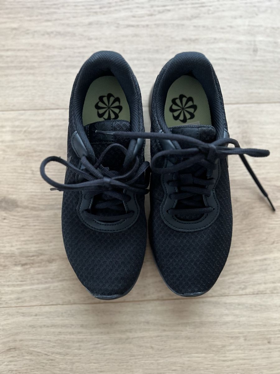 Nike Damenschuhe: Neuer Nike Sneaker, Schwarz, Grösse 37.5 – Neu (gemäss Beschreibung) aus Untereggen von Engeli80