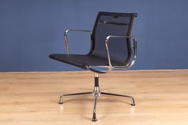 Orignal Vitra Bürostuhl Eames EA107 mit Netzbezug