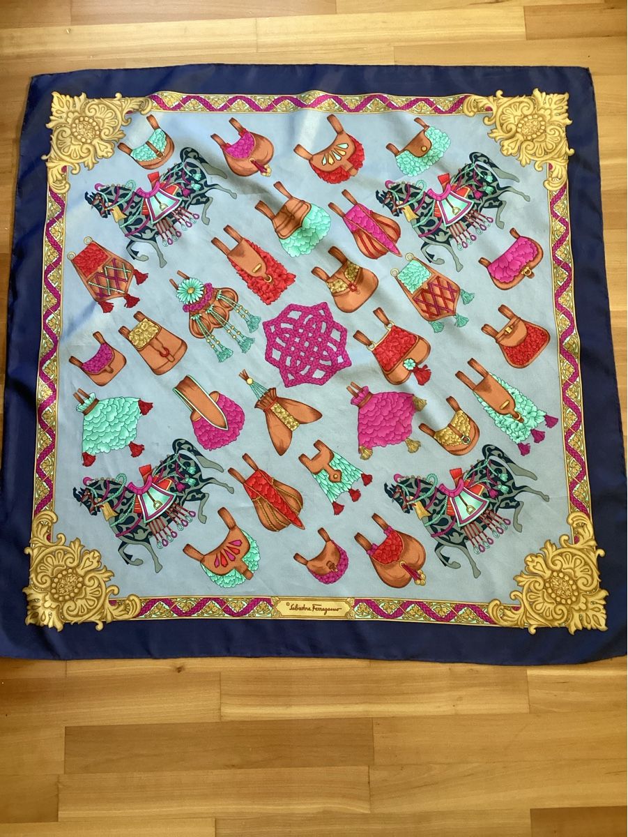 Salvatore Ferragamo Foulard & Sciarpe:  Ferragamo, Seidenfoulard  – Usato da Salenstein venduto da Esprit57