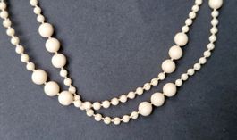 Zwei Elegante, lange Vintage Halsketten, creme