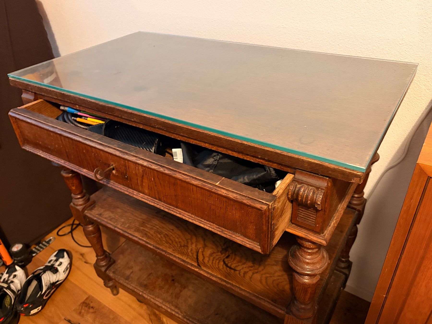Kommoden: Kommode auf Rollbrett mit Glasplatte – Gebraucht aus Sursee von har_pn5z 1