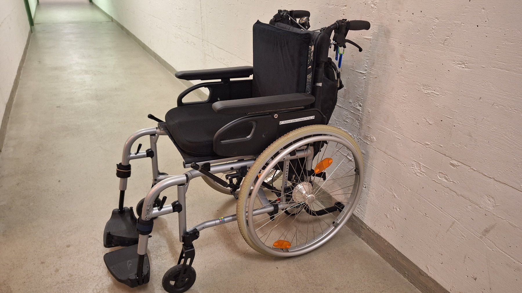 Sedie a rotelle: Elektr.Küschall Rollstuhl Compact mit Schiebehilfe R20 – Usato da St.Gallen venduto da Puppa 1