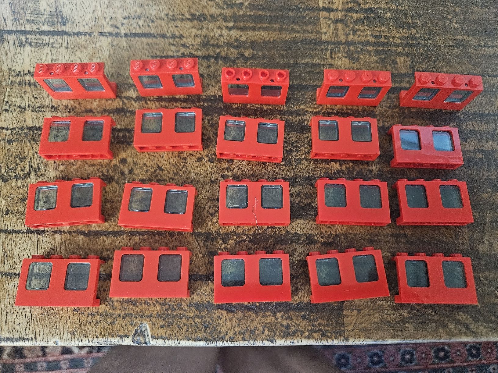 Lego Kit di costruzioni: lego lot de 20 Red Window 1 x 4 x 2 – Usato da Confignon venduto da Ecrofigs