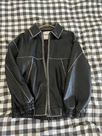 Dunkelbraune Lederjacke von Bershka