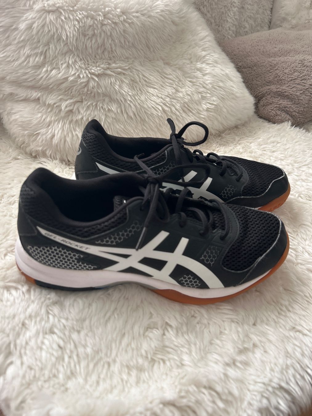 Chaussures hommes: Wunderschöne Oasics Turnschuhe 41,5 – D'occasion à Unterägeri par Hallihallox 1