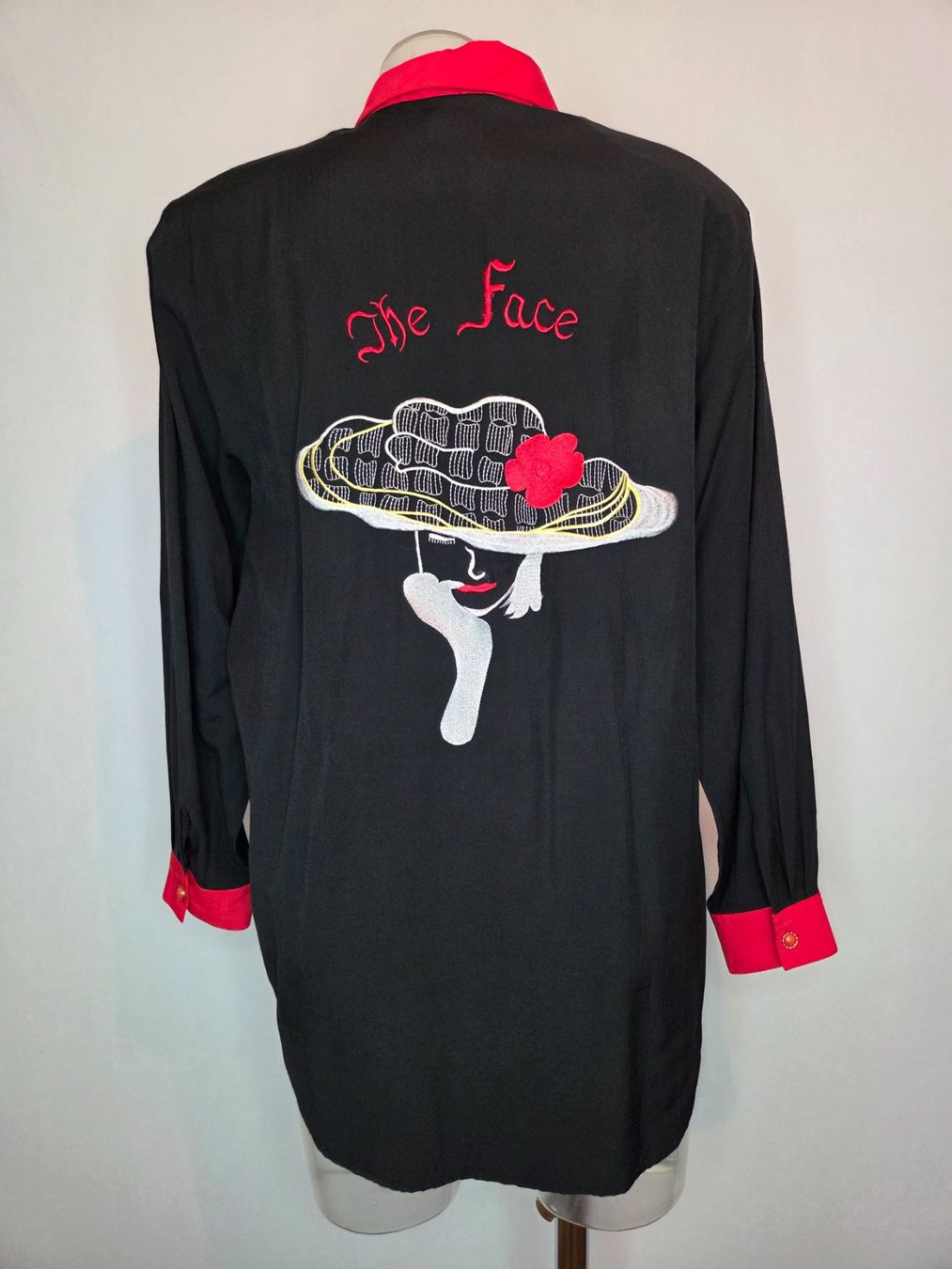 Camicette: 90er Bluse The Face schwarz rot 42 – Usato da Bern venduto da -Aniko- 2