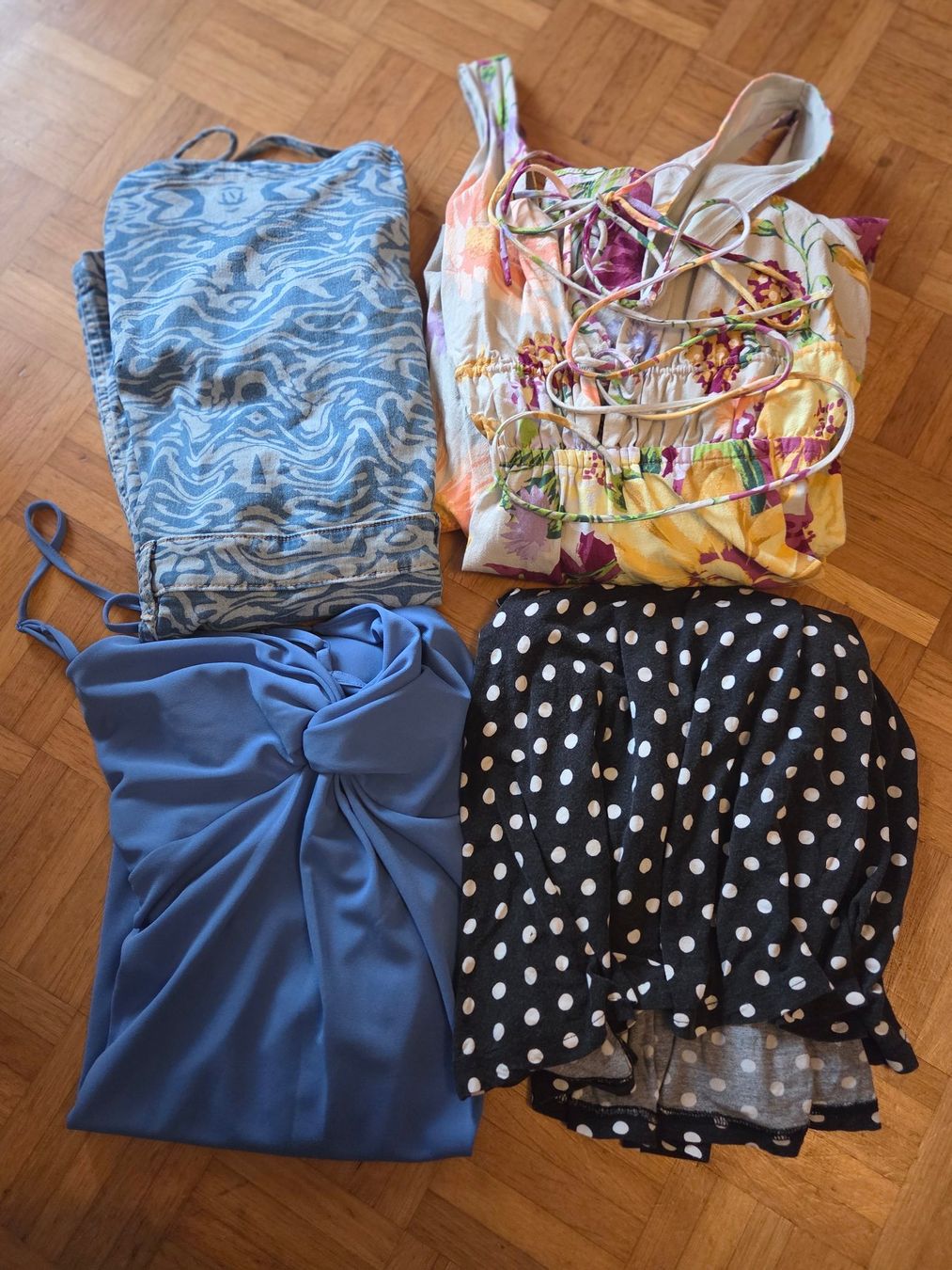 Vestiti: 3 Kleider und 1 Jupe Gr. M – Usato da Basel venduto da grandfamily
