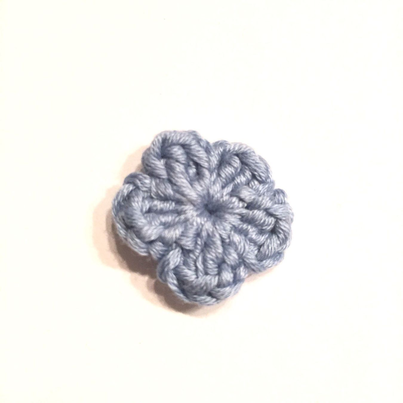 Toppe: 5x Blumen blau-grau gehäkelt 25 mm – Nuovo e nell'imballaggio originale da Emmenbrücke venduto da swissmade-miracles 1
