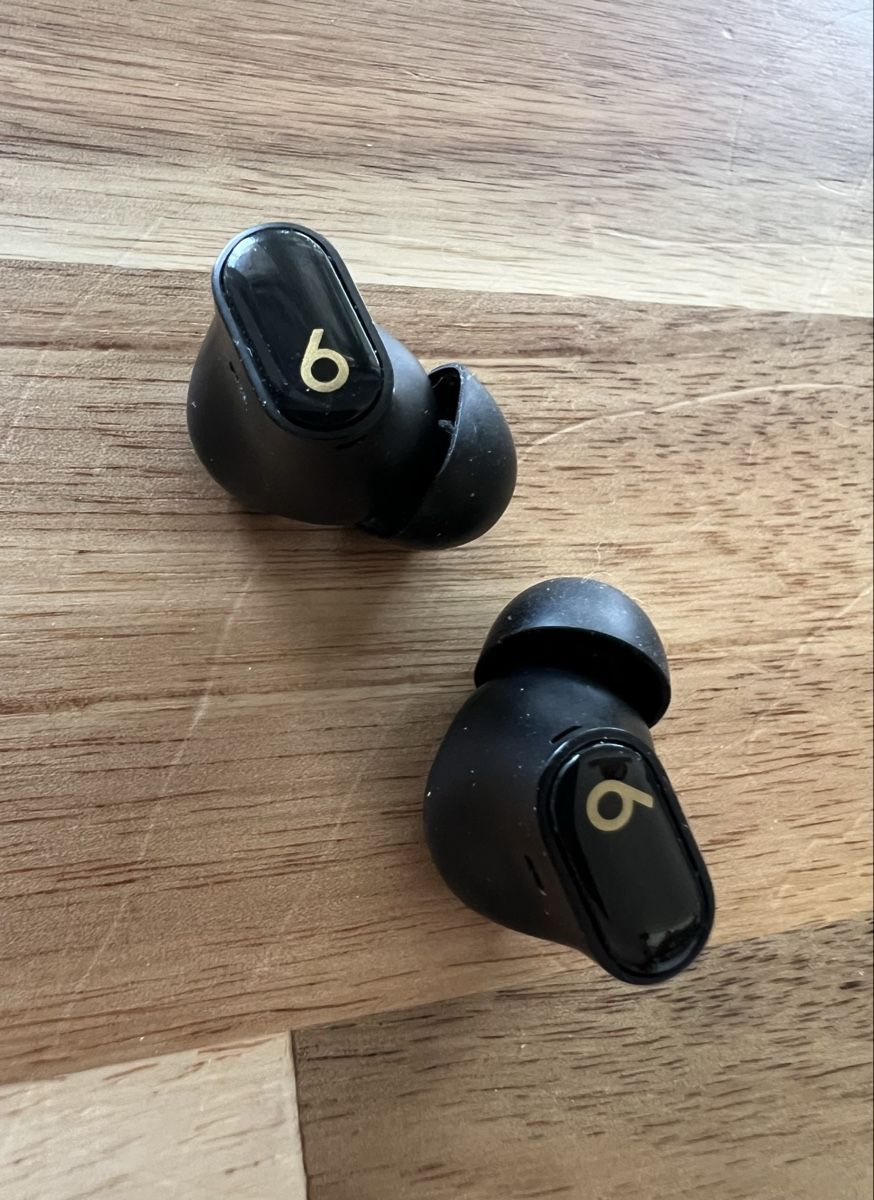 Beats Kopfhörer: Beats Studio Buds+ – Schwarz/Gold – A2871 – Gebraucht aus Oensingen von MirrorWoodAndMore 3