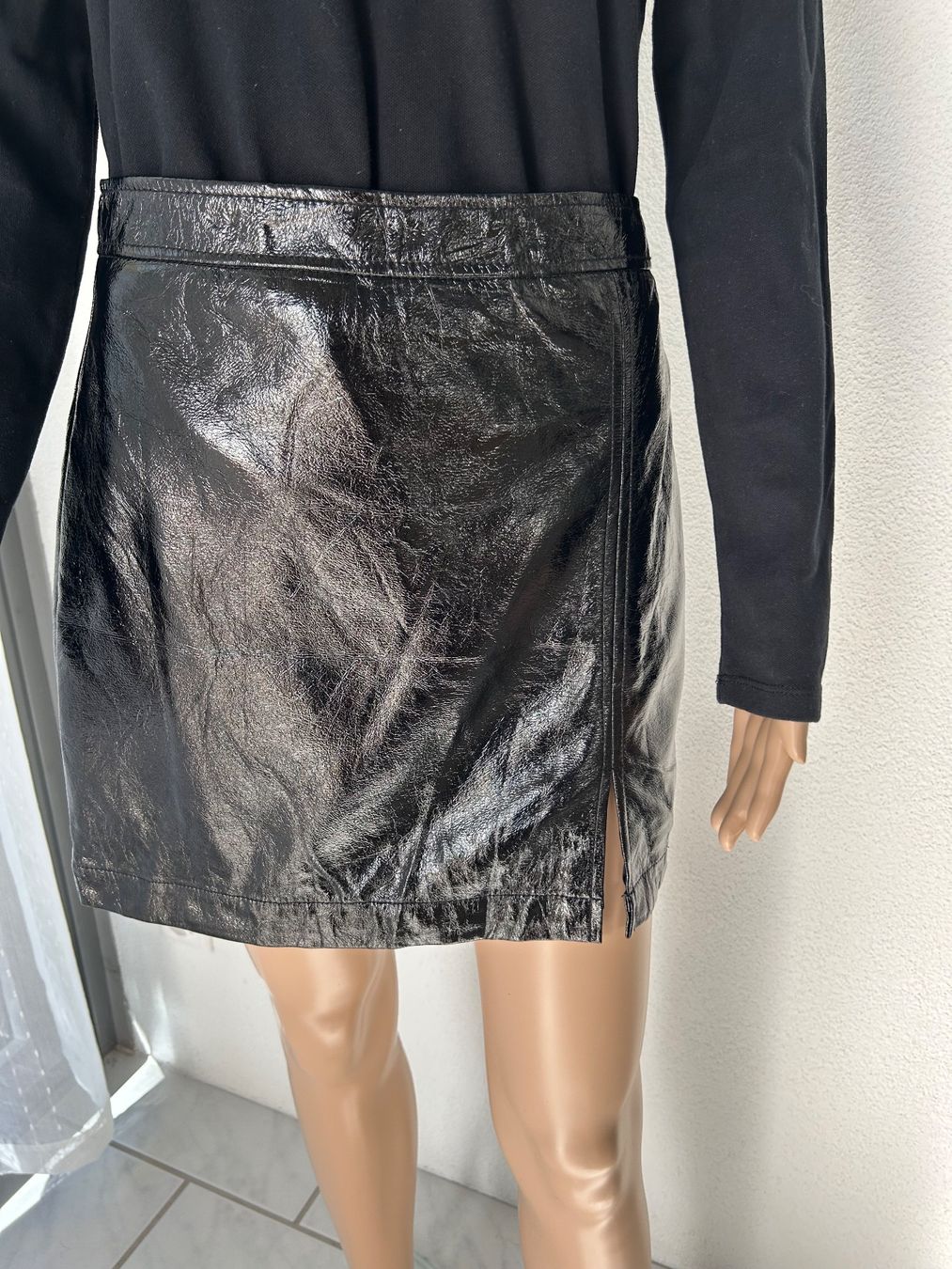 Gonne: Black Mini Skirt with Shiny Effect and Side Slit – Nuovo (secondo la descrizione) da Saland venduto da ele_vc96 1