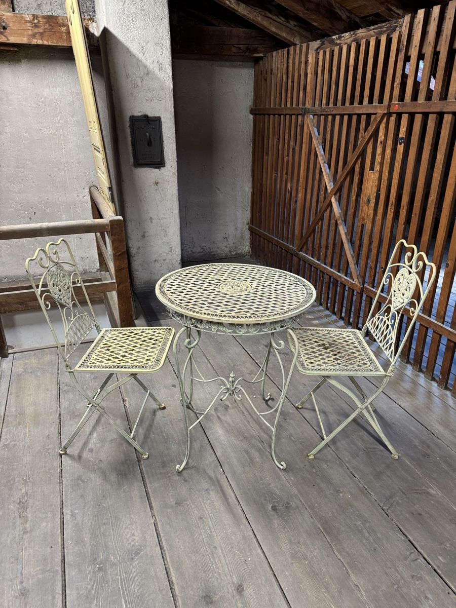 Set di tavolo e panche: Vintage Gartenmöbel Set - Bistrotisch mit 2 Klappstühlen – Usato da Basel venduto da domu.xyz