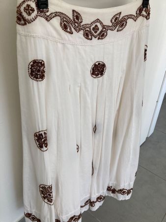 „IRENE VAN RYB“ MIDI-Jupe mit braunen Stickereien