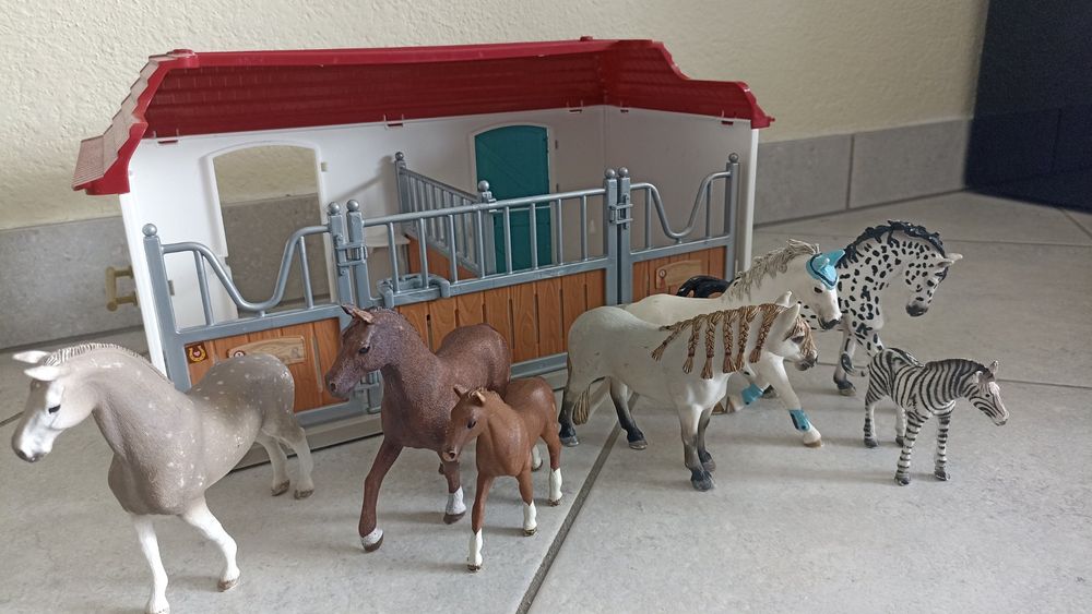  Schleich Stall inkl. Pferden Pferde (Gebraucht) in Gossau ZH für CHF 10 Illustration 