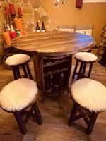 Rustikales Tischset mit 4 Hockern gebraucht