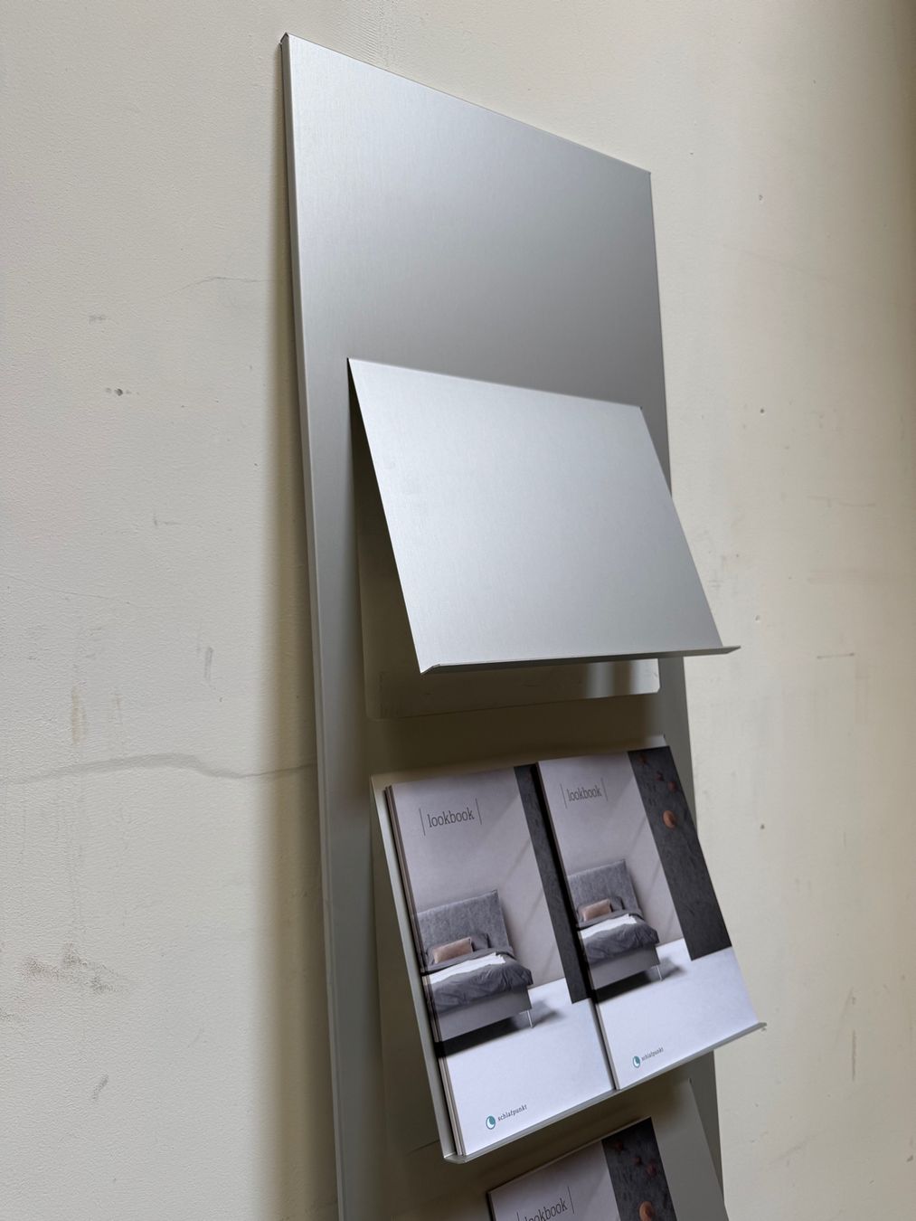 Altro in Decorazioni & Accessori: Prospekthalter Aluminium mit Wandmontage – Usato da Winterthur venduto da Schlafpunkt 1