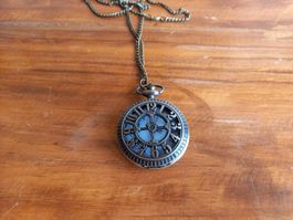 Quarz-Taschenuhr mit Hohlklappe im Retro-Stil
