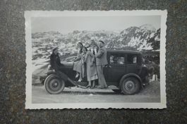 Altes Foto mit Auto auf Passhöhe Grimsel 1937
