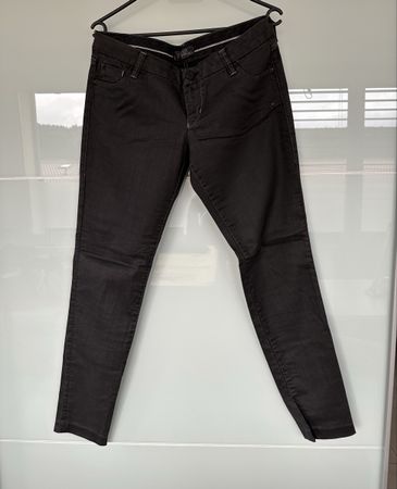 Pantalon noir Guess taille 31, parfait pour l'automne 🍂