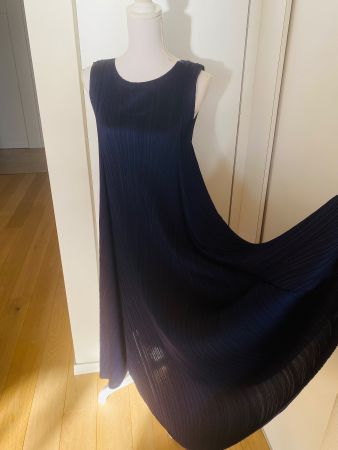 ISSEY MIYAKE: Kleid A-Linie - Marineblau - NP CHF 1179