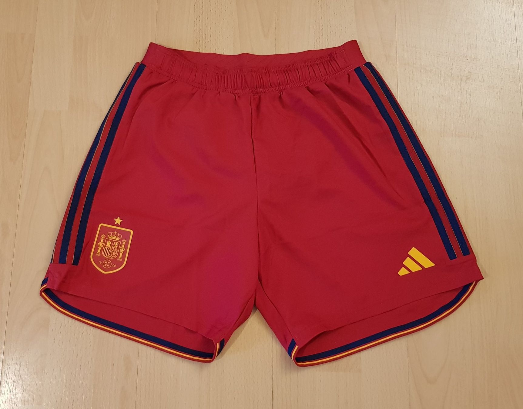 Adidas Pantaloni: Spanien Adidas Shorts, Grosse M – Usato da Le Mouret venduto da Pantini