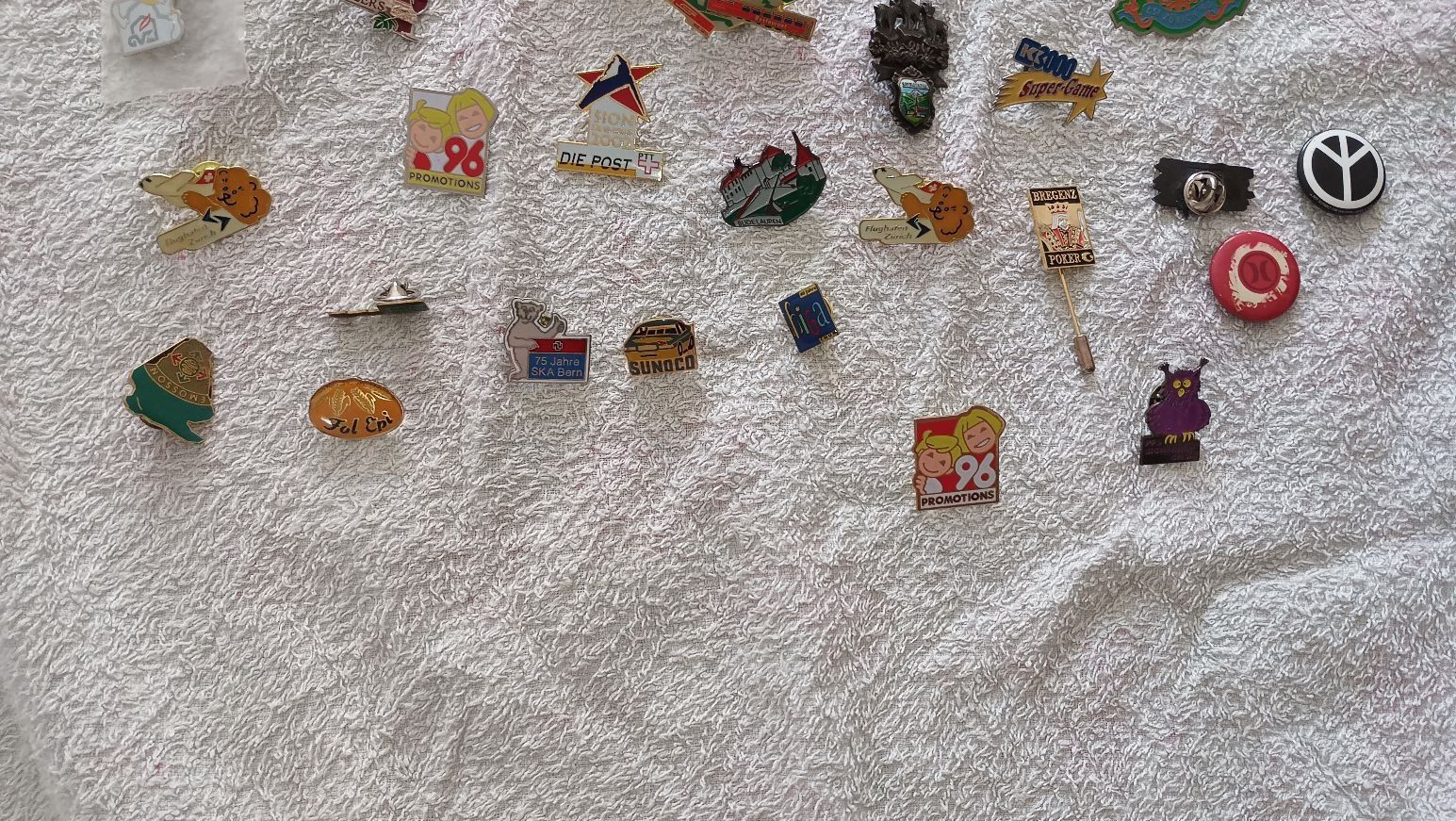 Plaketten & Abzeichen: 1 Schachtel mit 40 Pins – Gebraucht aus Zürich von Mitzi6 2