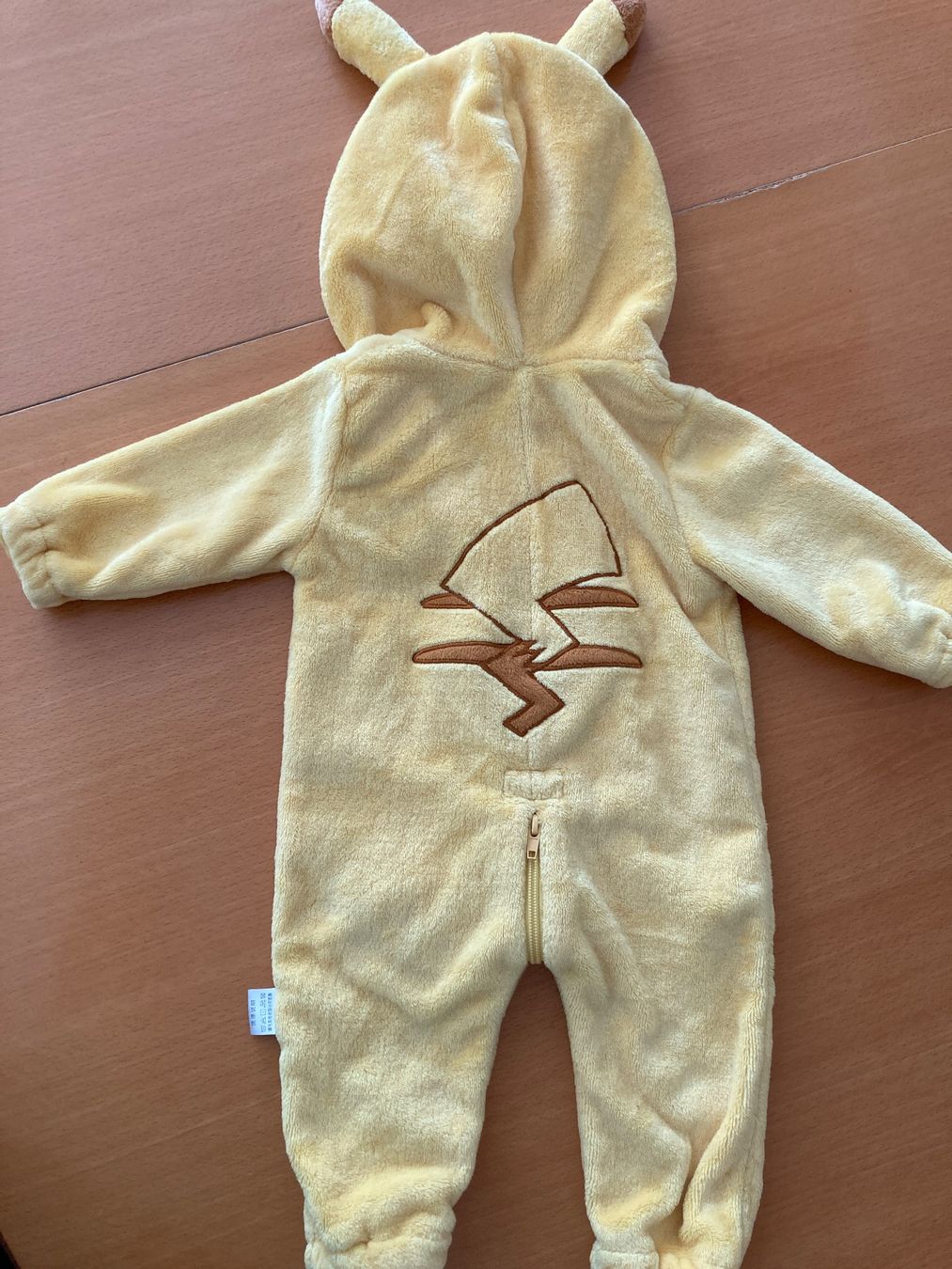Pyjamas & Ähnliches: Baby Strampler "Pikachu" Plüsch, Gr. ca. 74/80 – Gebraucht aus Gelterkinden von froggy80 2