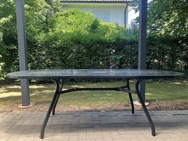 Grosse Metall-Gartentisch