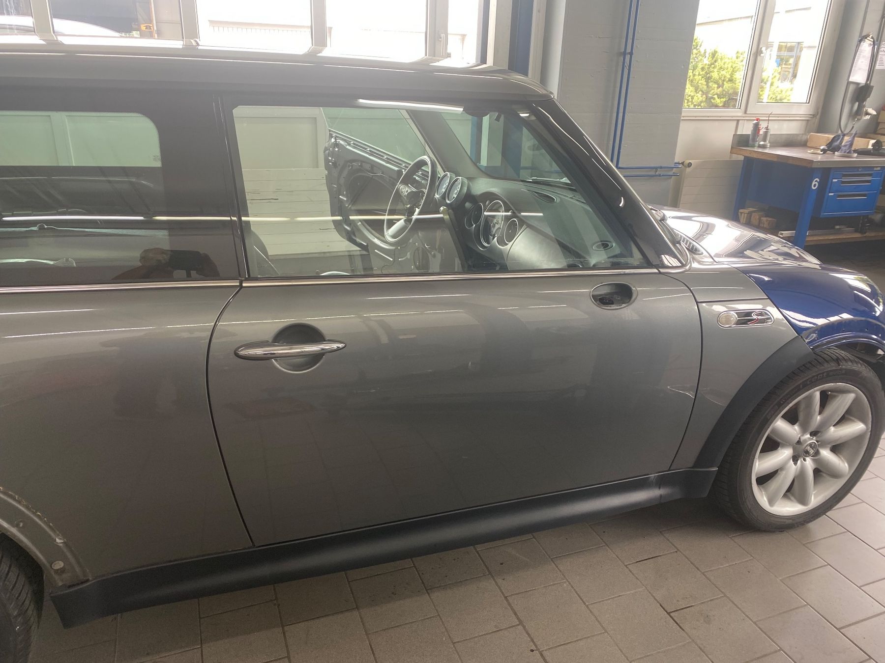 Mini Tutti pezzi di ricambio auto: Türe. Rechts grau met – Usato da Frasnacht venduto da Viste0