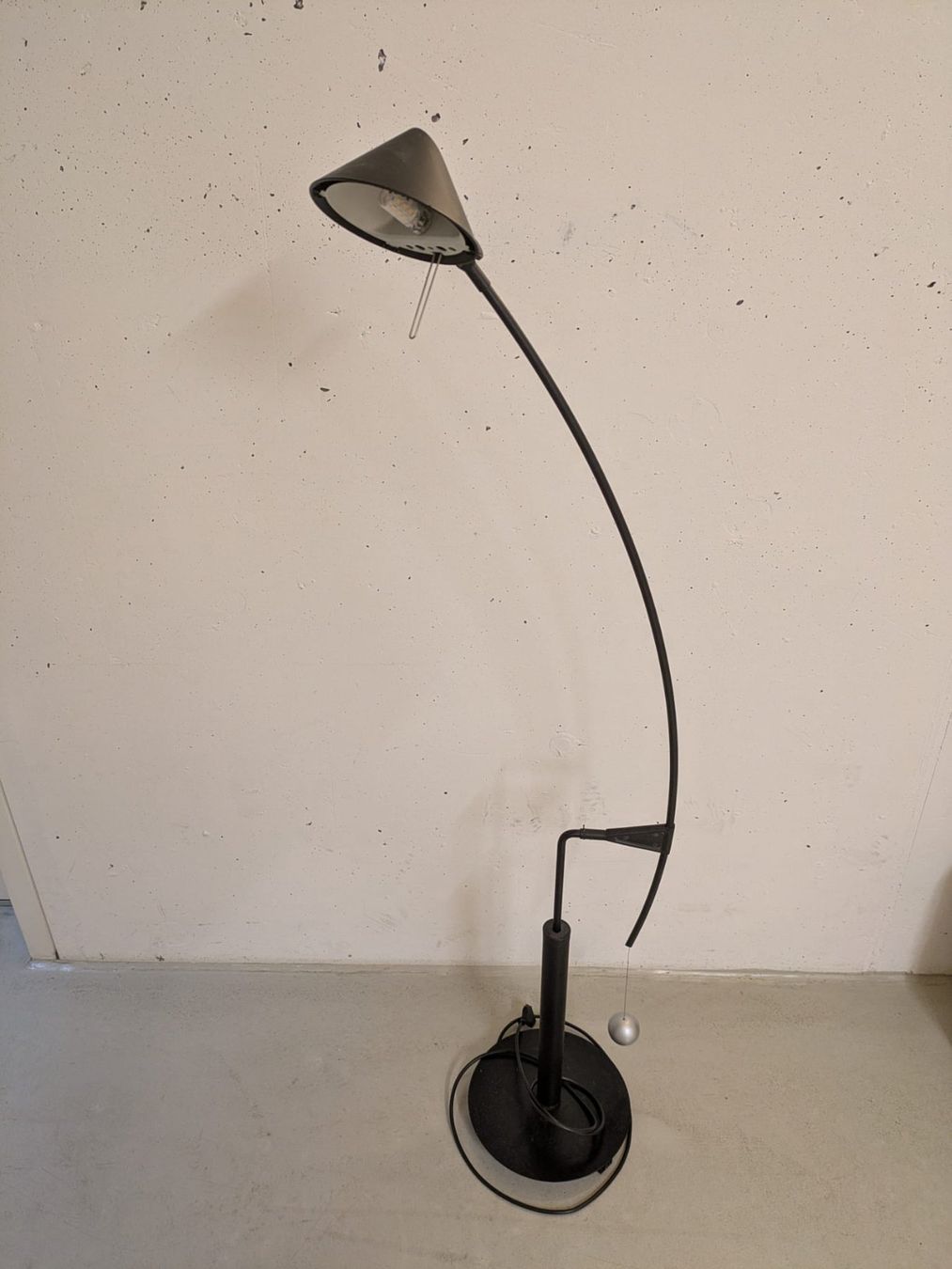 Lampen: Schwarze Stehlampe – Gebraucht aus Oberwil BL von feeeenstaub