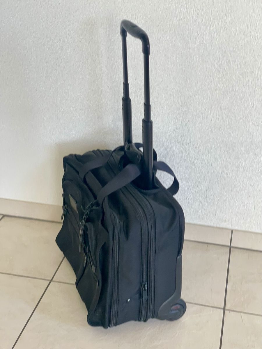 Tumi Valigie & Borse: TUMI Aktentasche / Handgepäck auf Rollen – Usato da Richterswil venduto da Prangins9 3