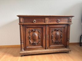 Schöne Kommode im historischen Stil in gutem Zustand