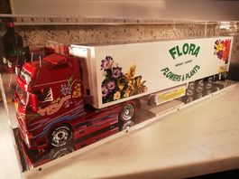 Zu Verkaufen-Fertig-Baus.LKW-Volvo 610 inkl.Vitrine-in 1:24!