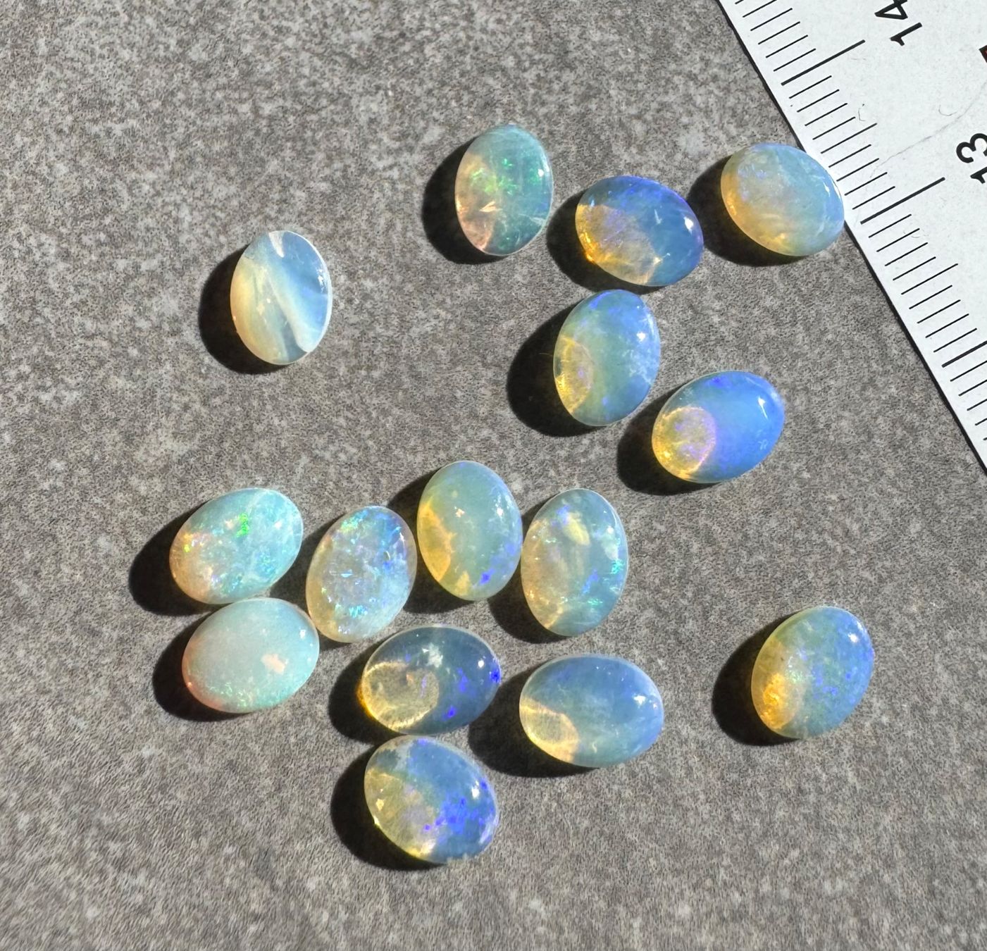 Fossili: 15  Stk  Cabochons Opal  Tropfen   echt winzig OPALE  SET – Nuovo e nell'imballaggio originale da Leuggern venduto da gemshow 7