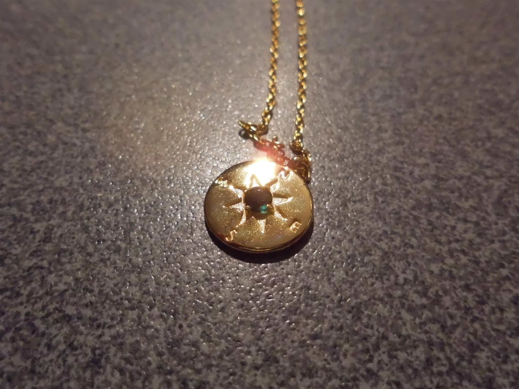 Ketten: Kette goldfarbig, Anhänger rund/Kompass – Gebraucht aus Zürich von Motzkuh 1