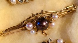 Goldbrosche antik;  mit Perlen