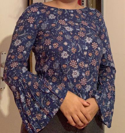 Blaue Blumenbluse