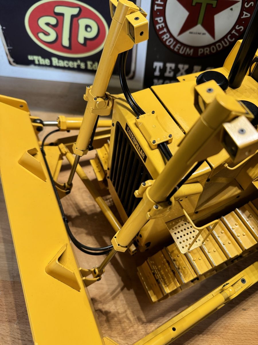 Caterpillar RC Modellbau: Bulldozer 1/14 caterpillar D10 rc  – Gebraucht aus Dorénaz von  5