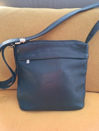 Sac bandoulière en cuir noir BREE, bon état