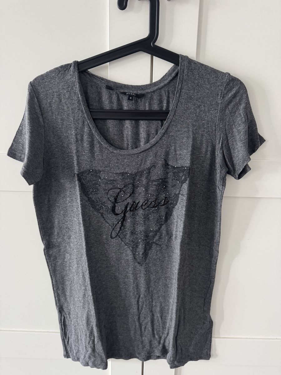 Guess T-Shirts: T-shirt Guess anthracite taille S – Gebraucht aus Biel/Bienne von 2Cheesecake