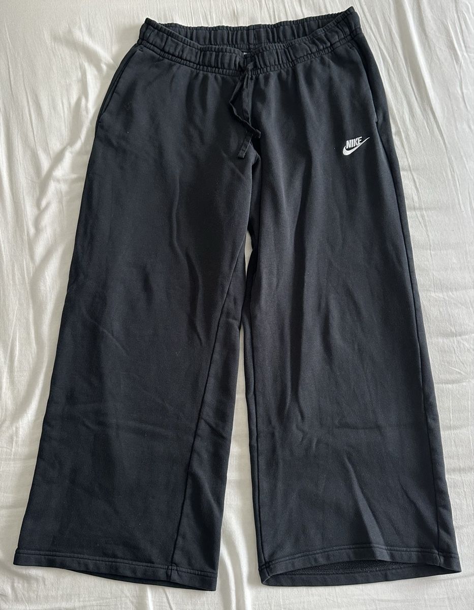 Nike Pantaloni: Schwarze Nike Trainerhose Wide-Leg – Usato da Goldach venduto da mariarosapenasa
