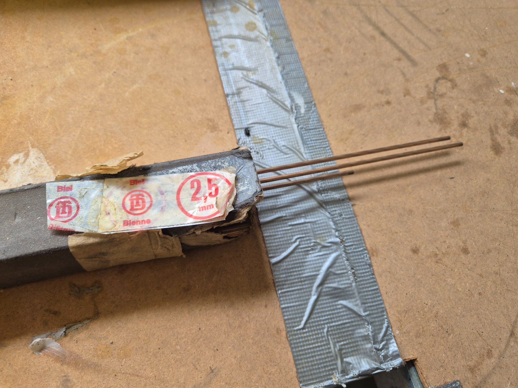 Alle Werkzeuge: Baguettes pour soudure 2,5 mn – Gebraucht aus Moutier von cat365