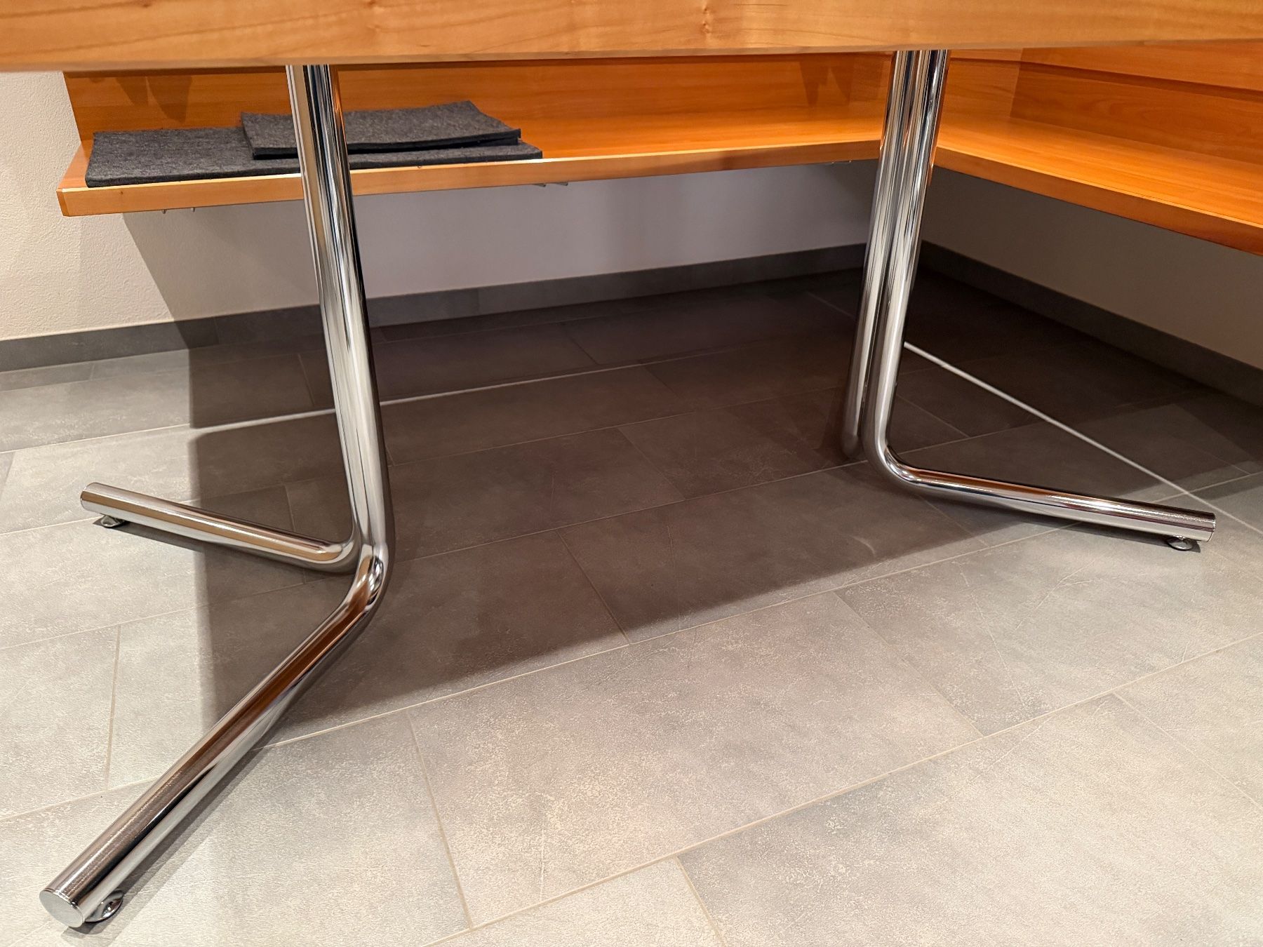 Altri mobili: Chromstahl-Beinen, Tischfuss – Usato da Schwarzenbach SG venduto da Isone01 1