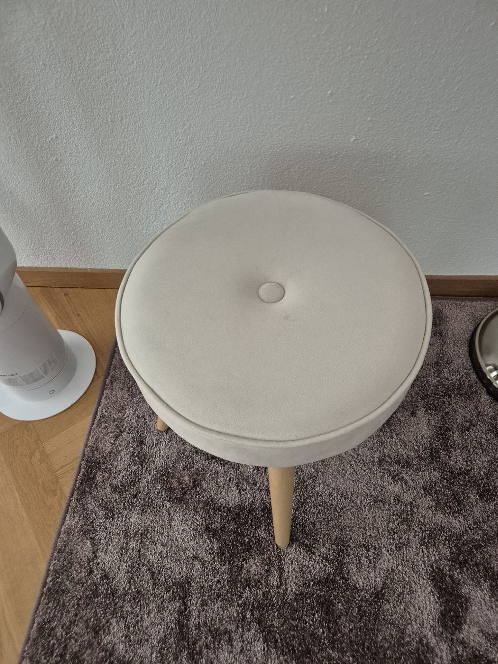 Hocker: Stylischer Polsterhocker Samt Beige mit Holzbeinen – Gebraucht aus Affoltern am Albis von Diana888 1