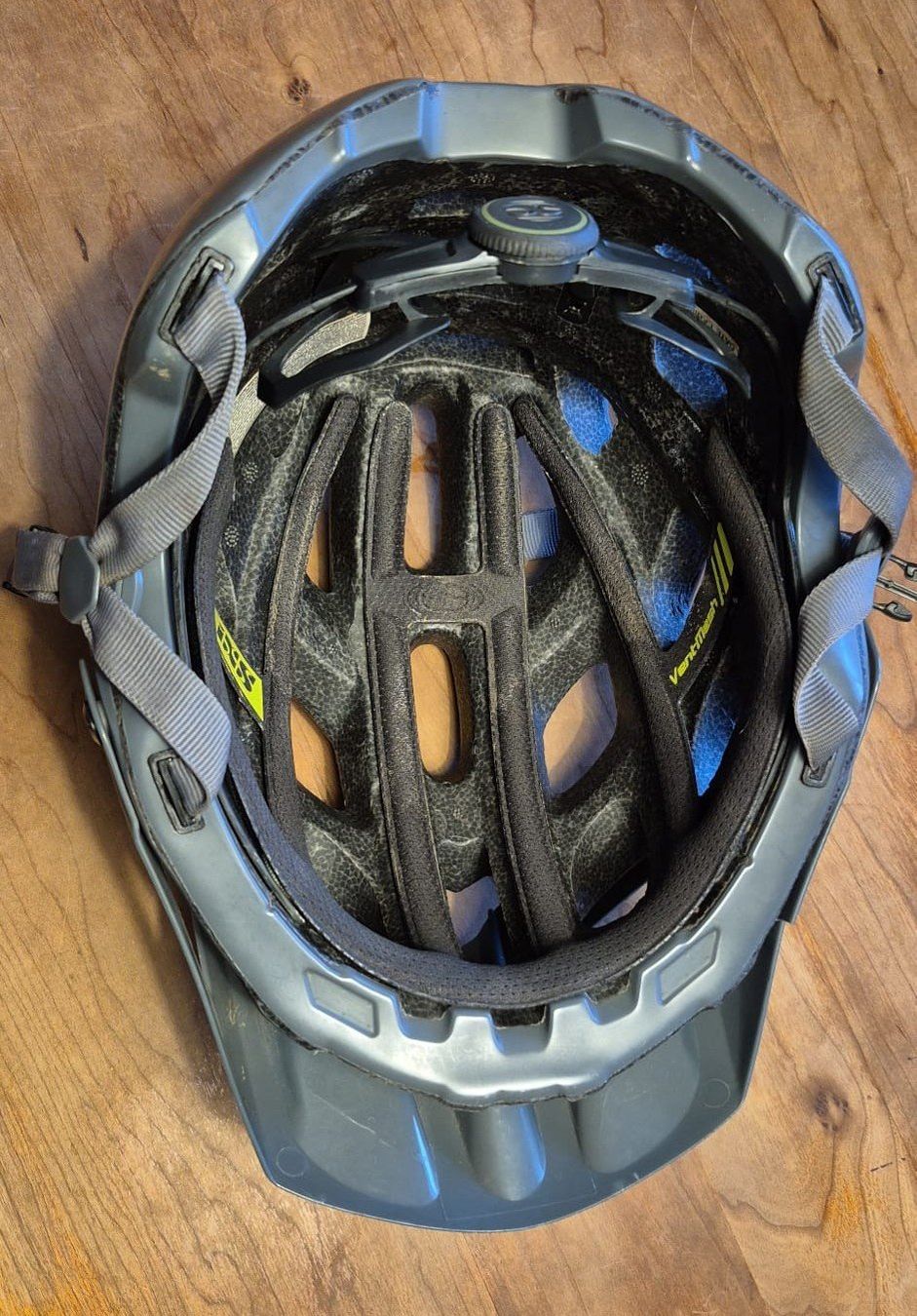 IXS Caschi: Kinder Velohelm IXS VentMesh Gr. 55-59 – Usato da Bern venduto da mdj_xm8z 2