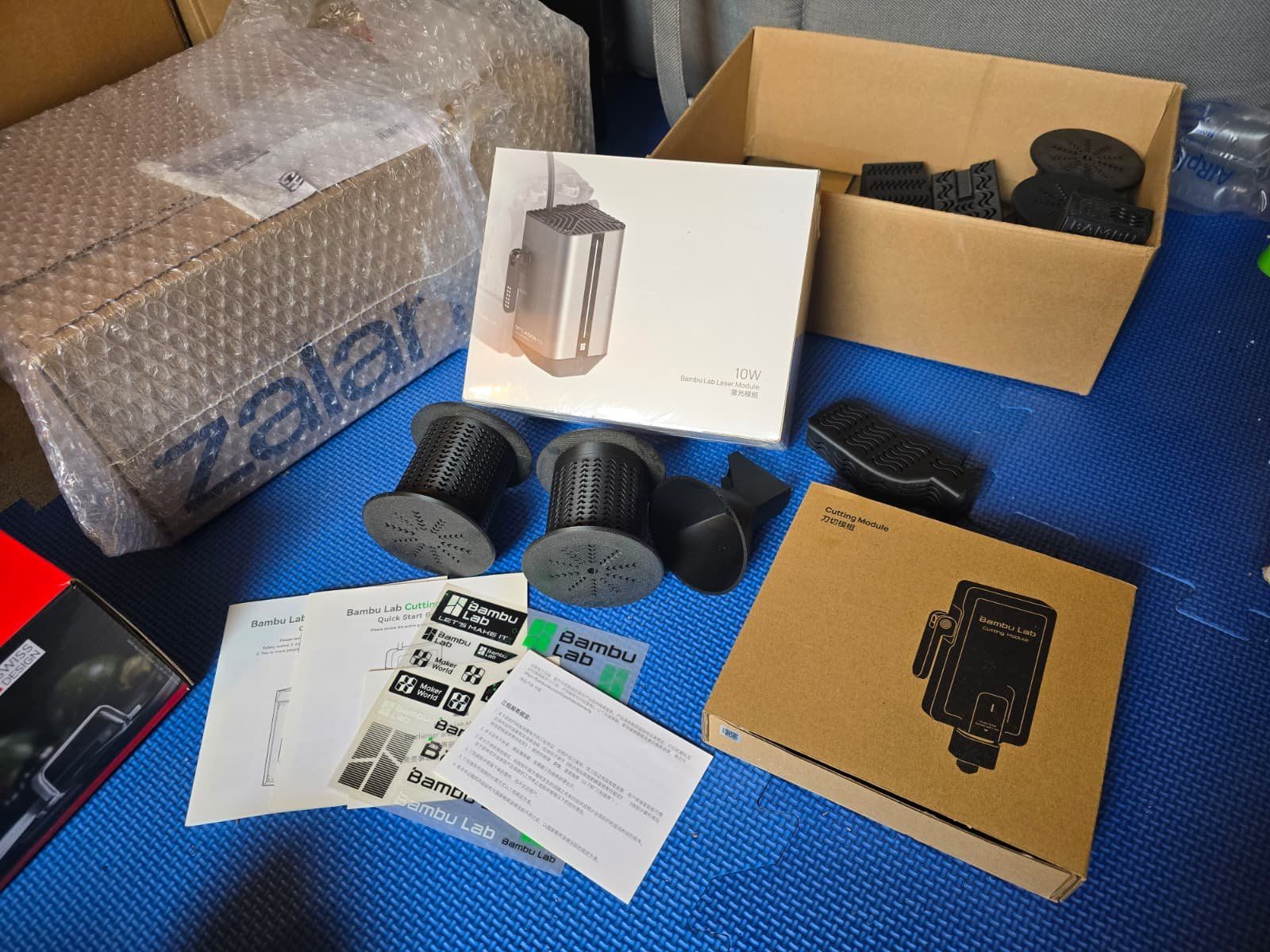 Bambu Lab Stampanti 3D: Bambu Lab H2D+ AMS 2 Pro + 10W Laser OVP + Cut.Module +Zubhr – Nuovo (secondo la descrizione) da Buchs SG venduto da ron_88v7 5